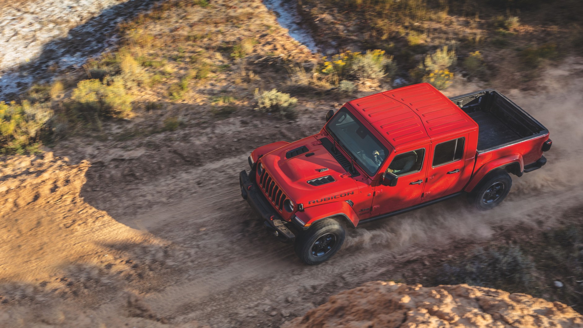 Jeep Gladiator jest o 79 cm dłuższy od Jeepa Wranglera w wersji Unlimited. Żadna odmiana błota się nie boi