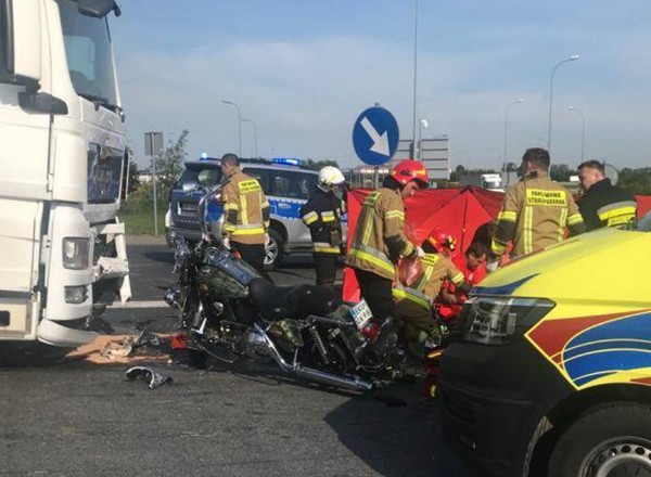 Motocyklista nie przeżył zderzenia z ciężarówką przy zjeździe na autostradę A2