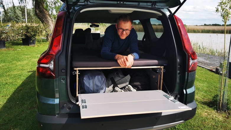 Dostałem się do wnętrza Dacii Jogger z rozłożonym pakietem Sleep: ciekawie, choć dość ciasno