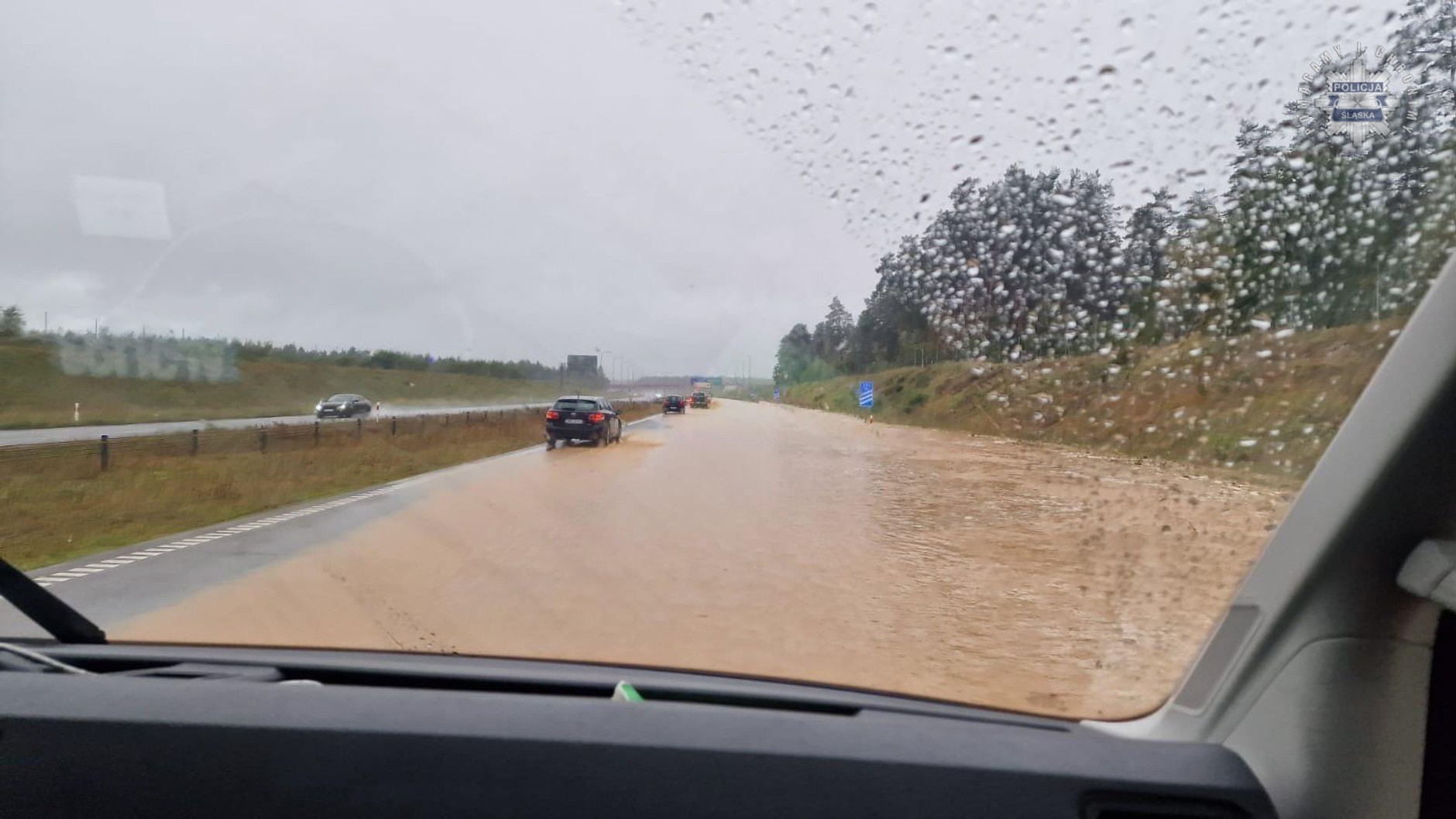 Zalana autostrada A1 w kierunku Ostrawy