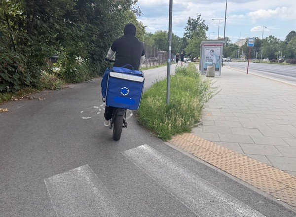 Motorowerem na ścieżce rowerowej? Nie wolno, ale można. Policja bezradna