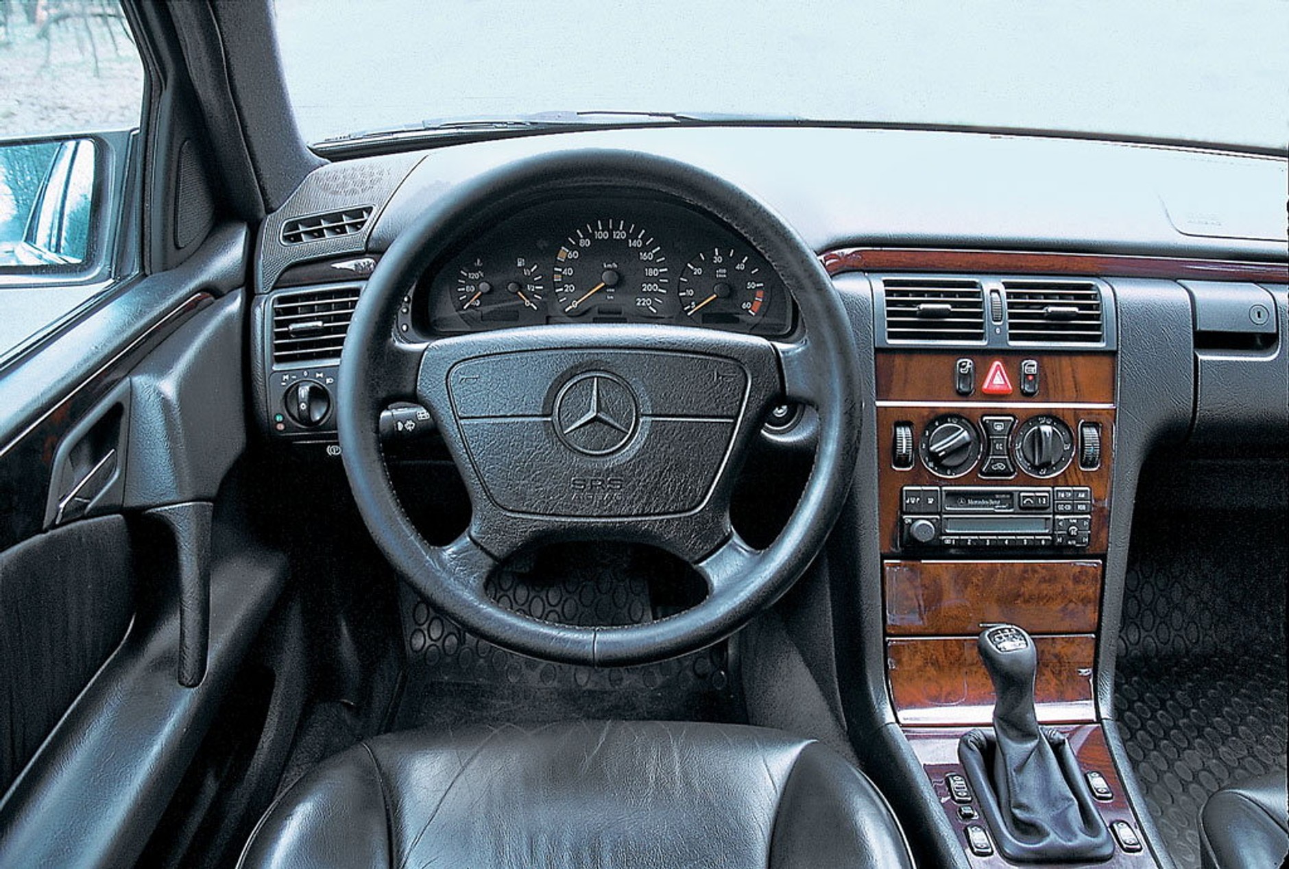 Ofiara rdzy, ale z dobrym dieslem - Mercedes klasy E W210 2.9 TD