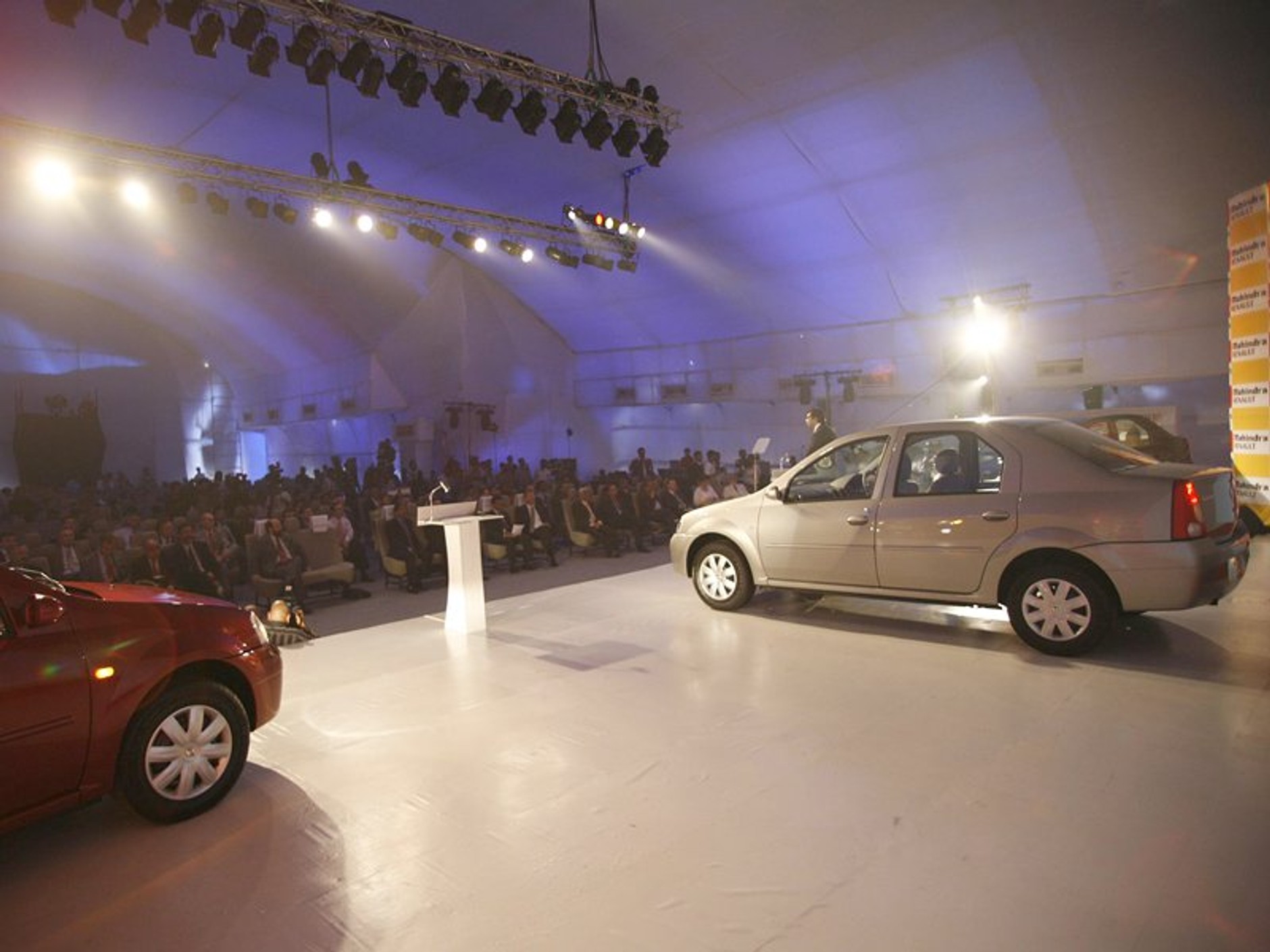 Renault i spółka Mahindra &amp; Mahindra Ltd. rozpoczęły produkcję i sprzedaż Logana w Indiach