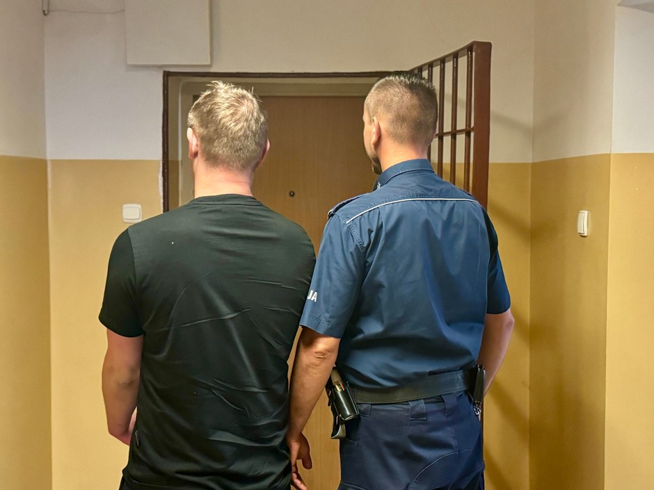 Obraz pochodzący z serwisu https://pomorska.policja.gov.pl/pom/informacje/wiadomosci/135571,Usilowali-ukrasc-samochod-a-zabrali-rejestracje-Grozi-im-do-10-lat-wiezienia.html