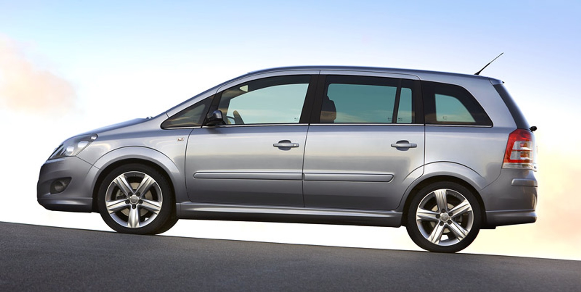 Opel: nowa Zafira w natarciu od lutego (dane techniczne plus ceny w Polsce)