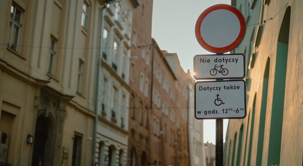 Dwa zapisy prawa sobie przeczą, za co kierowcom grożą mandaty. RPO interweniuje