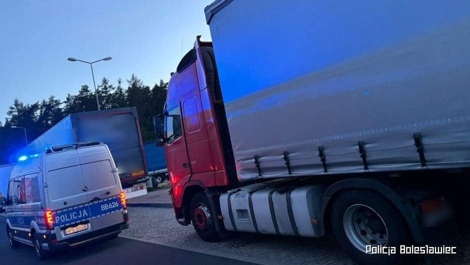 Obraz pochodzący z serwisu https://boleslawiec.policja.gov.pl/dbl/aktualnosci/bieza/121344,Kierowca-TIR-a-przemieszczal-sie-autostrada-pomimo-zakazu-jazdy-dla-ciezarowek.html