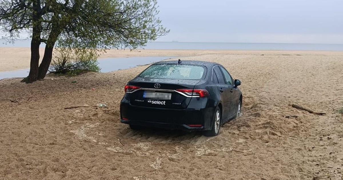 Wjechał samochodem na plażę