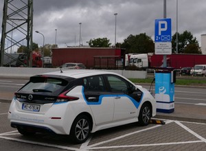 Ładowanie auta elektrycznego z latarni - pomysł z Gdyni