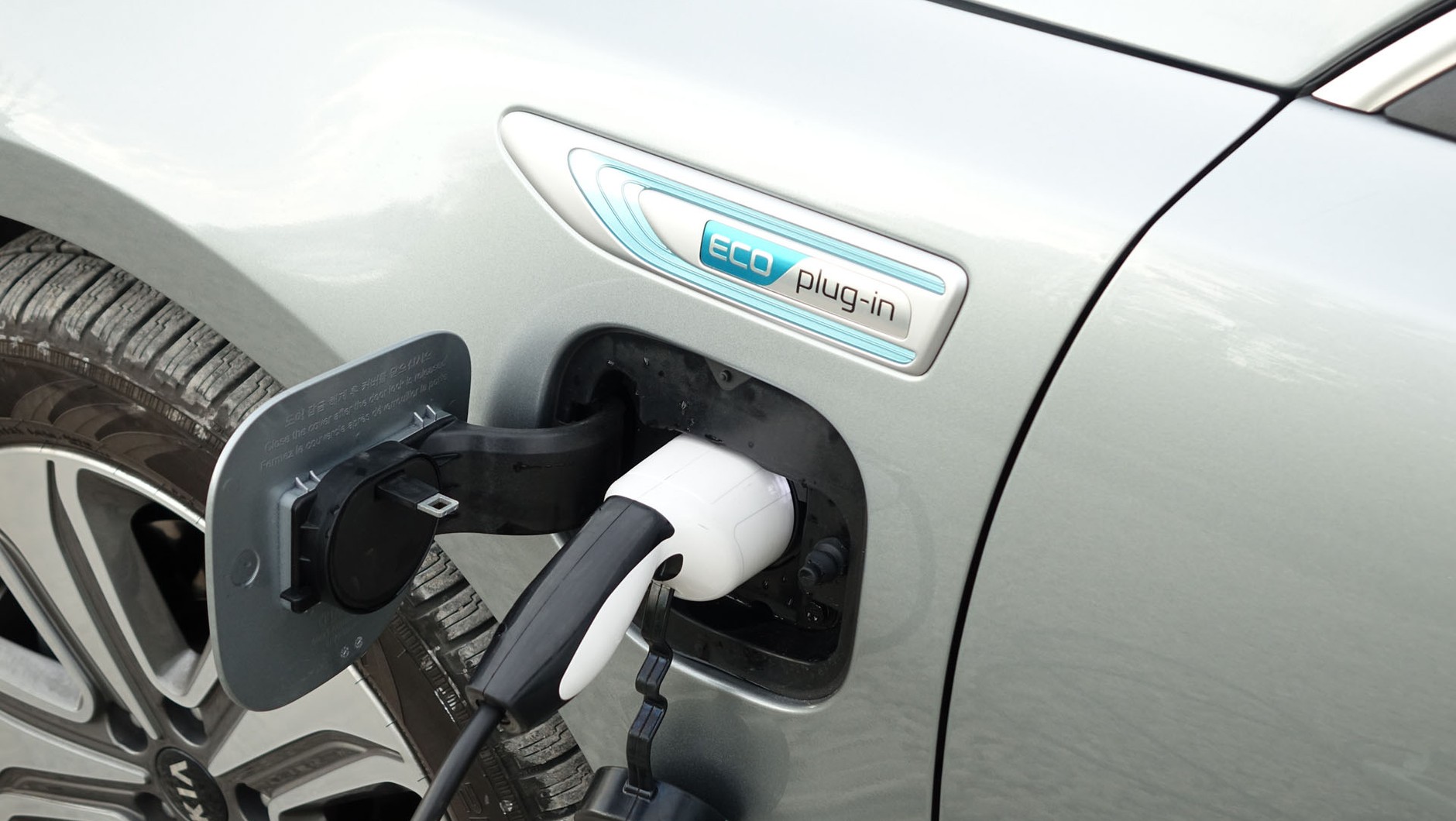 Plug in Hybrid – dla jednych to połączenie zalet napędu elektrycznego i benzynowego. Dla innych – połączenie wad tych napędów.