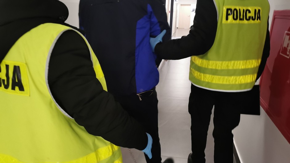 Taksówkarz, który kradł tablice rejestracyjne i paliwo w gminie Łomża, za swoje czyny może trafić do więzienia na pięć lat