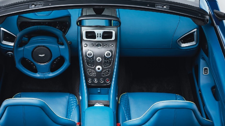 W niewielkiej kabinie Aston Martin Vanquish Volante zmieszczono aż 13 głośników Bang & Olufsen. 