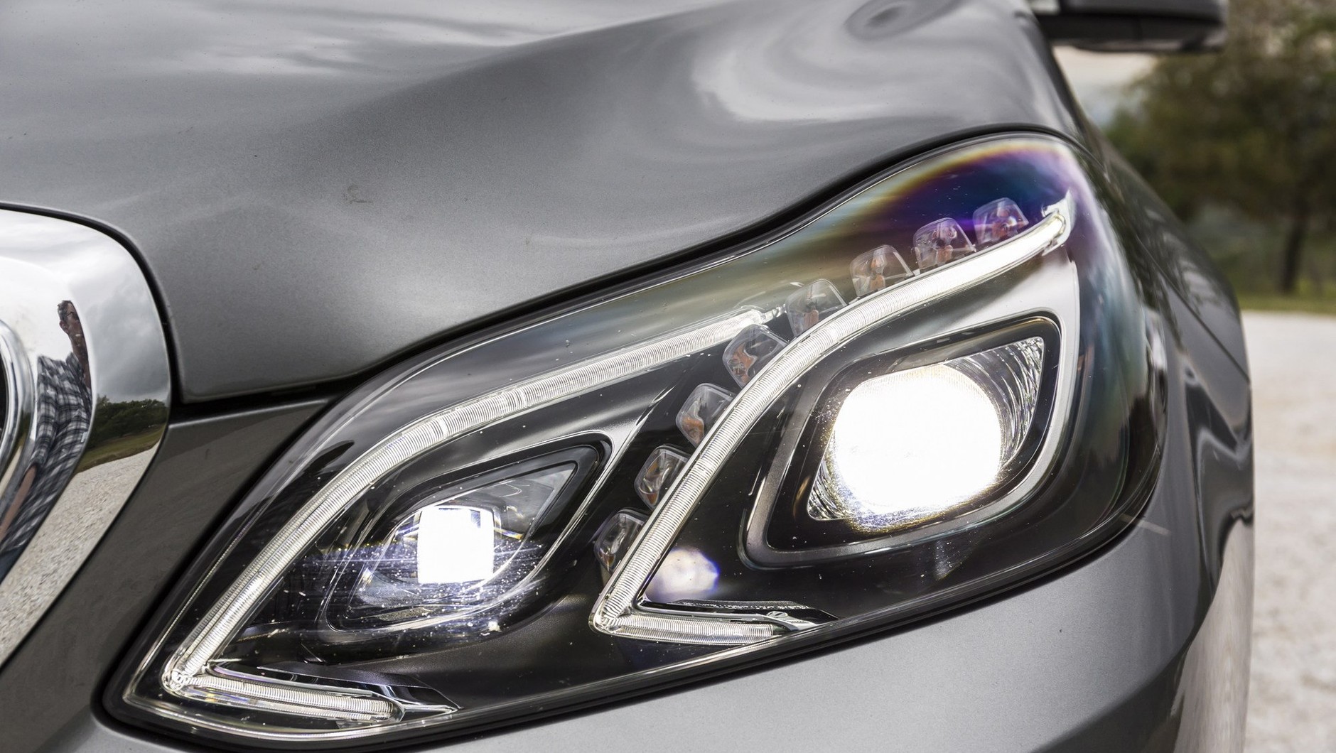 Mercedes kusi uwodzicielskimi reflektorami.