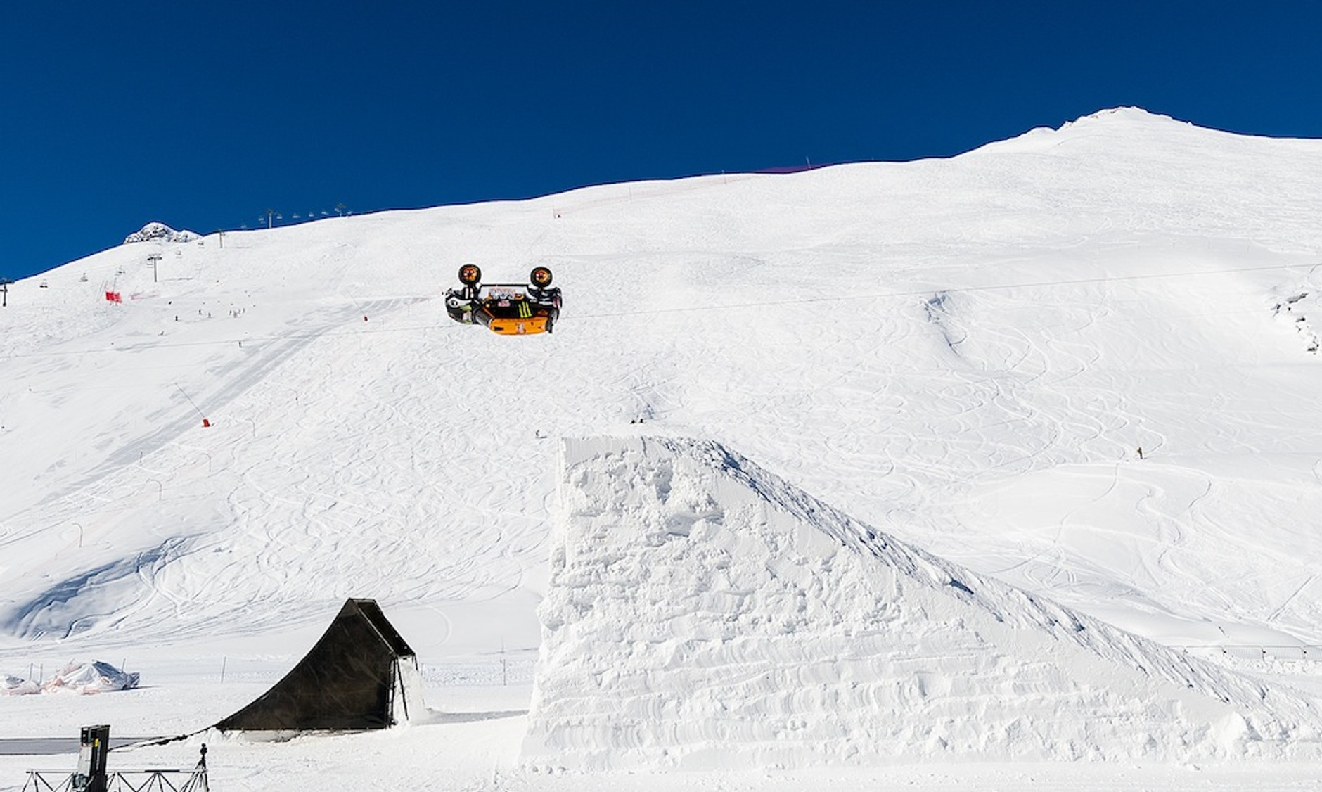 Wszystko jest możliwe - backflip samochodem!