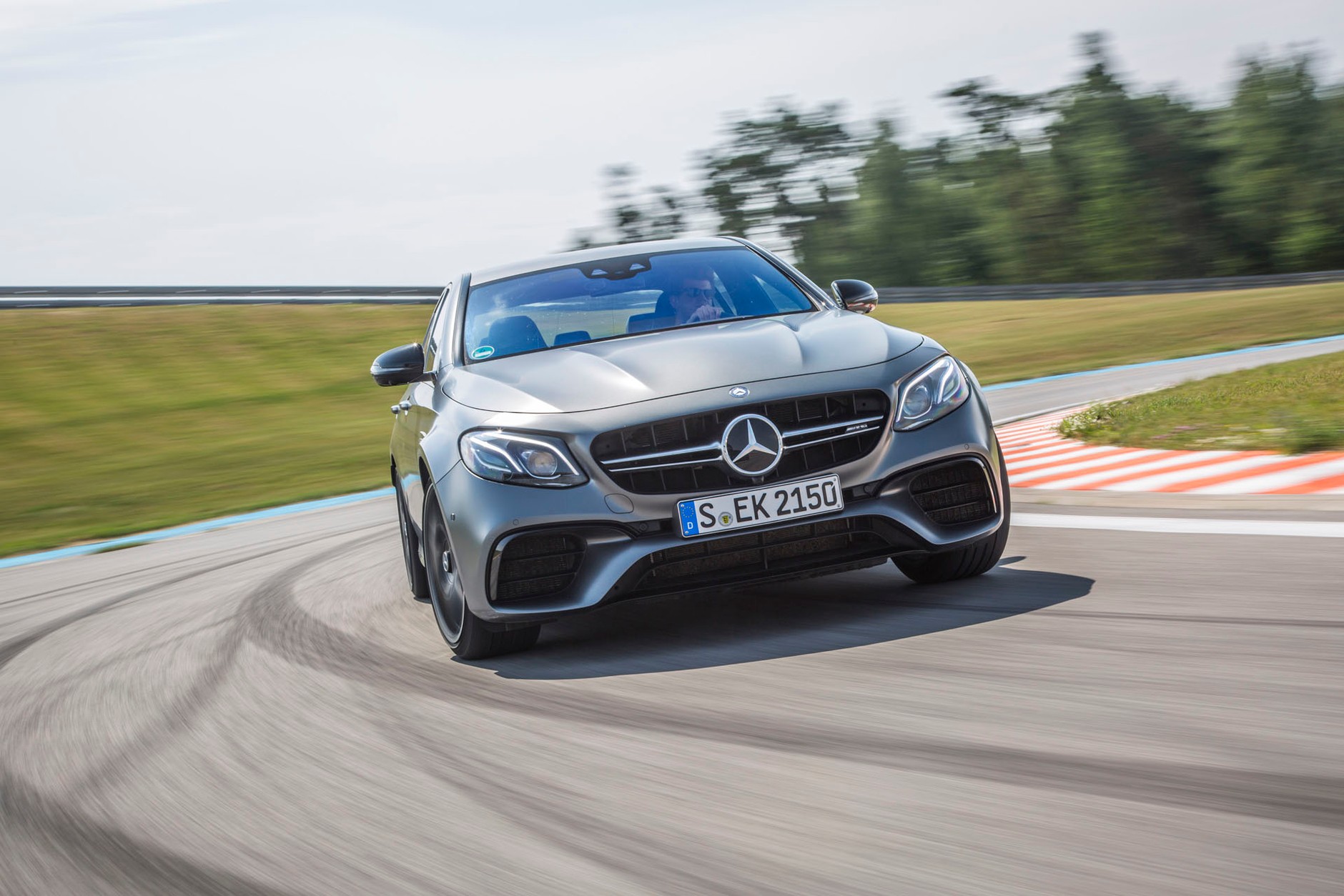 Mercedes-AMG E 63 S 4Matic+ - sportowiec o niewiarygodnych talentach