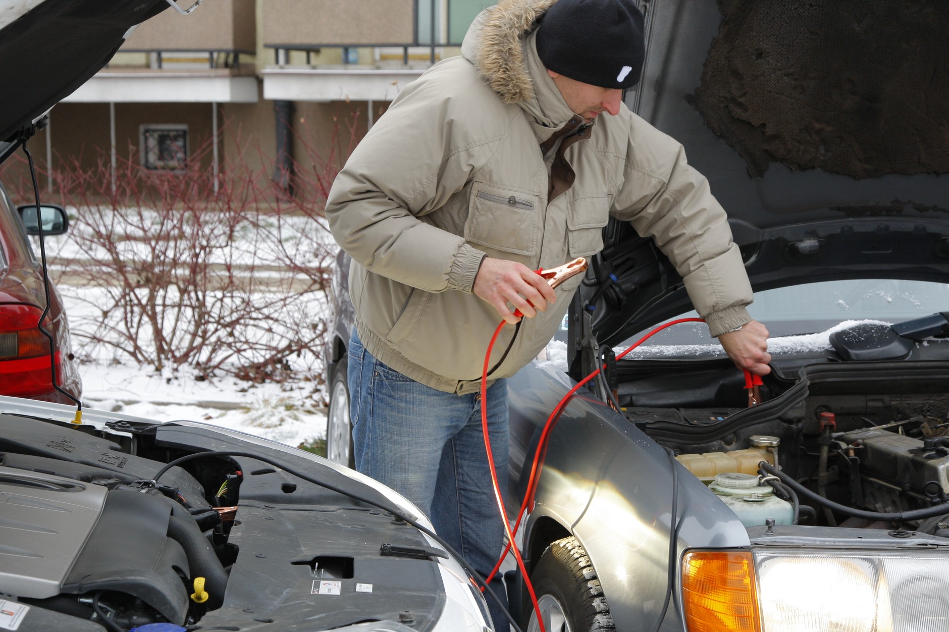 Odpalanie z kabli unieruchomionego zimą auta