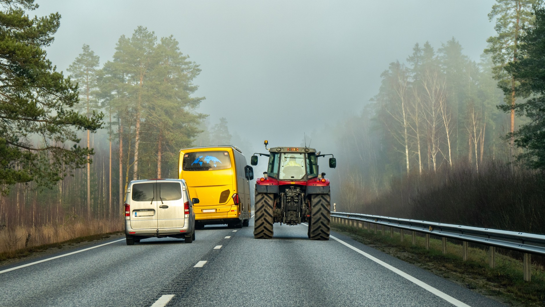 Wyprzedzanie traktora na drodze publicznej jest możliwe nawet na linii ciągłej, ale nie można jej przekraczać