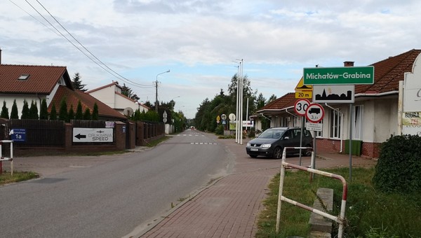 Po jednej stronie znak wjazdu na obszar zabudowany, a po drugiej... nic. Czy znak D-42 dla jadących z przeciwka oznacza koniec obszaru zabudowanego?
