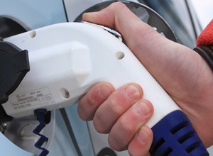 Dopłaty do używanych aut elektrycznych mogły rozruszać rynek. "Nie było i nie ma takich planów"