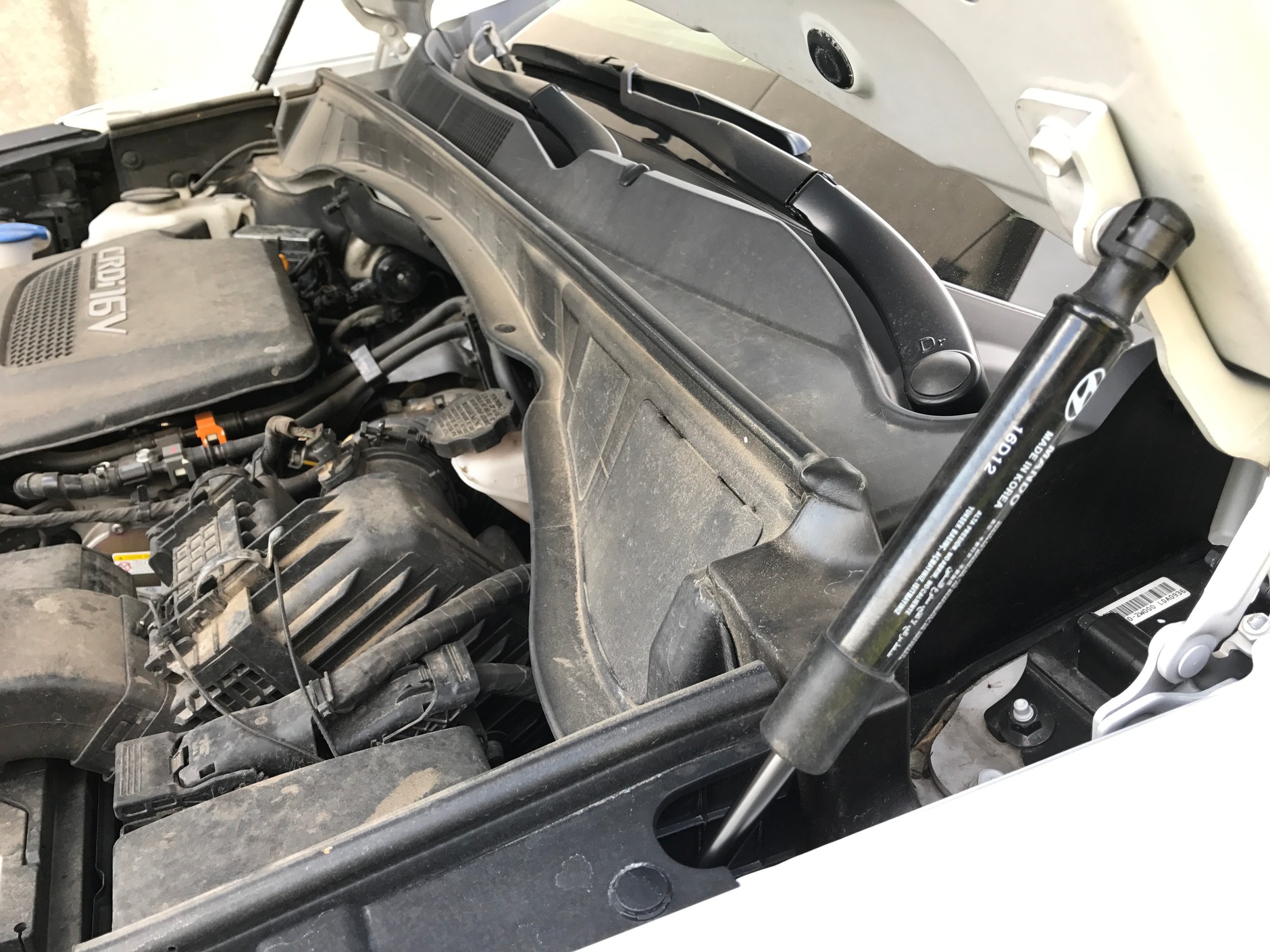 Tak powinno być w każdym samochodzie czyli teleskopy podtrzymujące maskę