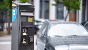 Czy bilet parkingowy trzeba zostawiać za szybą samochodu?