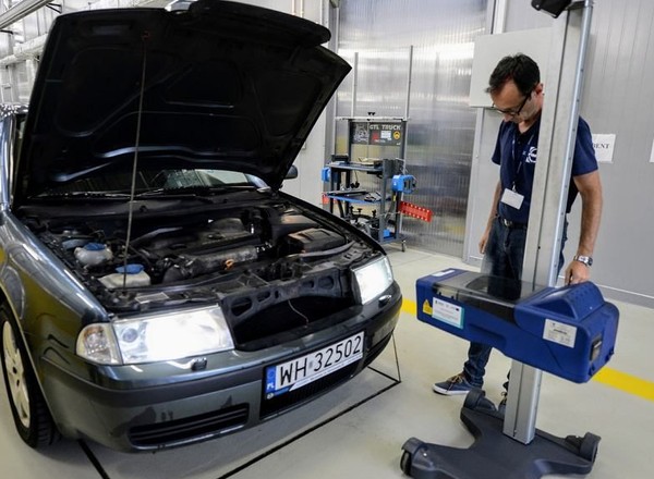 Nie ma szans, że kopcący diesel przejdzie przegląd. Kierowcy, żegnajcie się z dowodami
