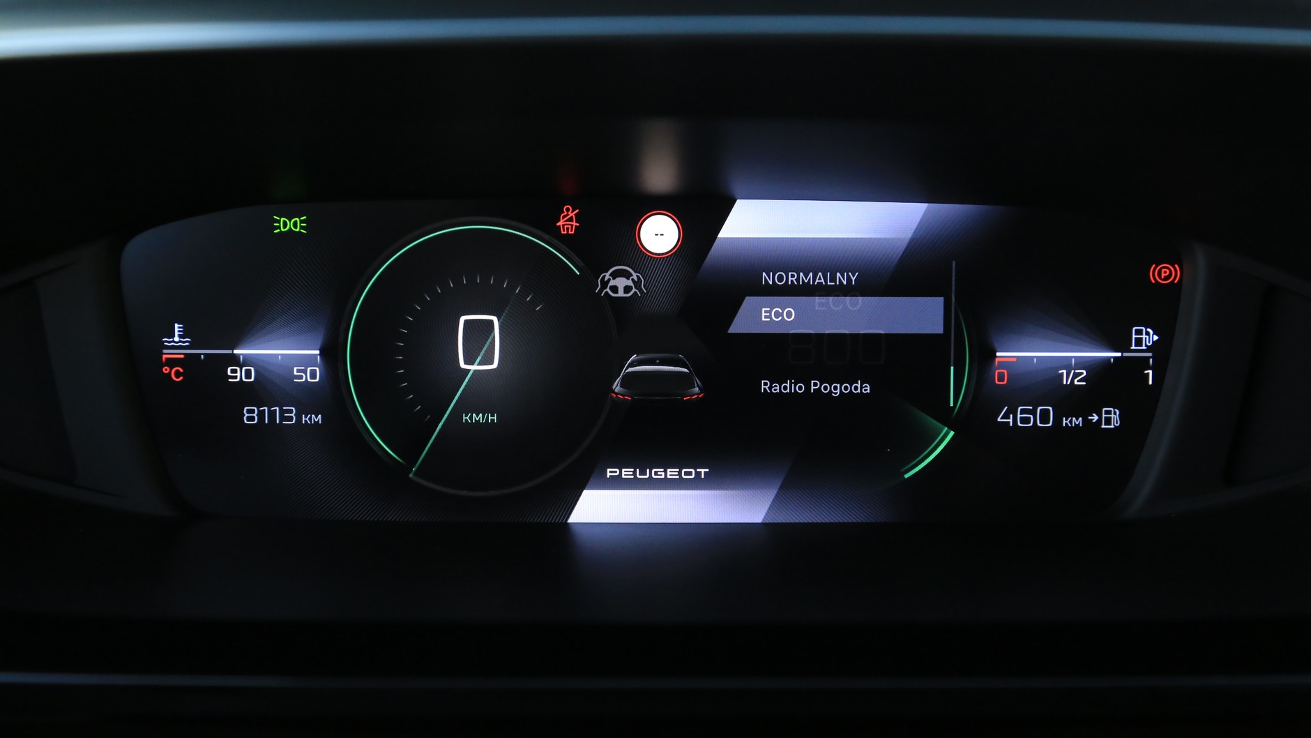 Do wyboru kilka ekranów zegarów z dość czytelnym zestawem informacji, dopasowanym do wybranego trybu jazdy