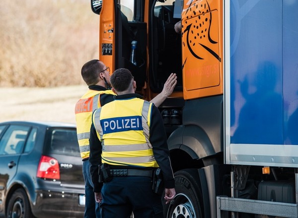 Niemieckie kontrole na granicach. Celnicy zadają polskim kierowcom dwa pytania