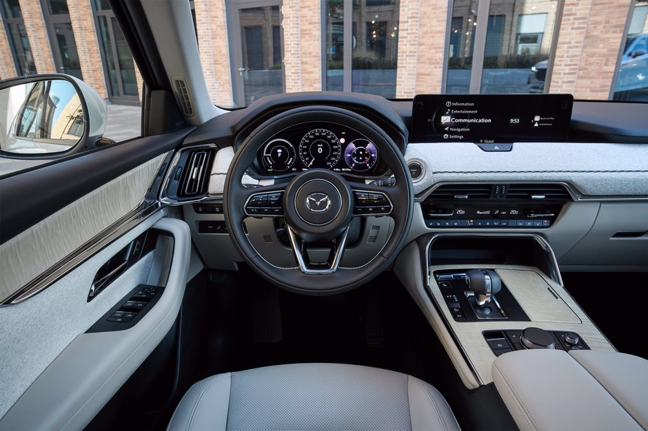 Mazda CX-60 2023 - dystyngowany klimat japońskiego rzemiosła w kabinie