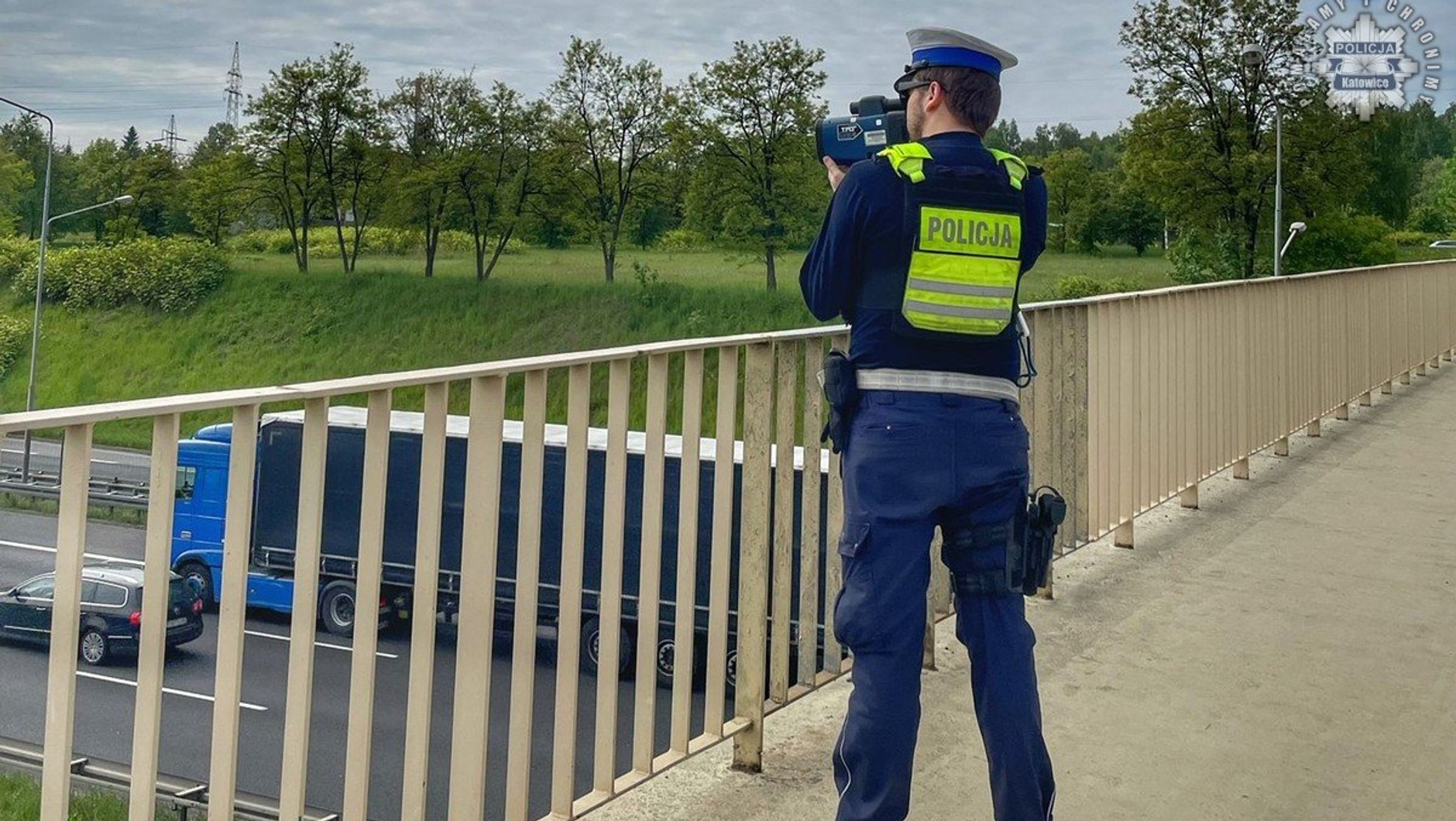 Policjanci z Katowic sprawdzali jazdę na zderzak. Ujawnili 128 wykroczeń