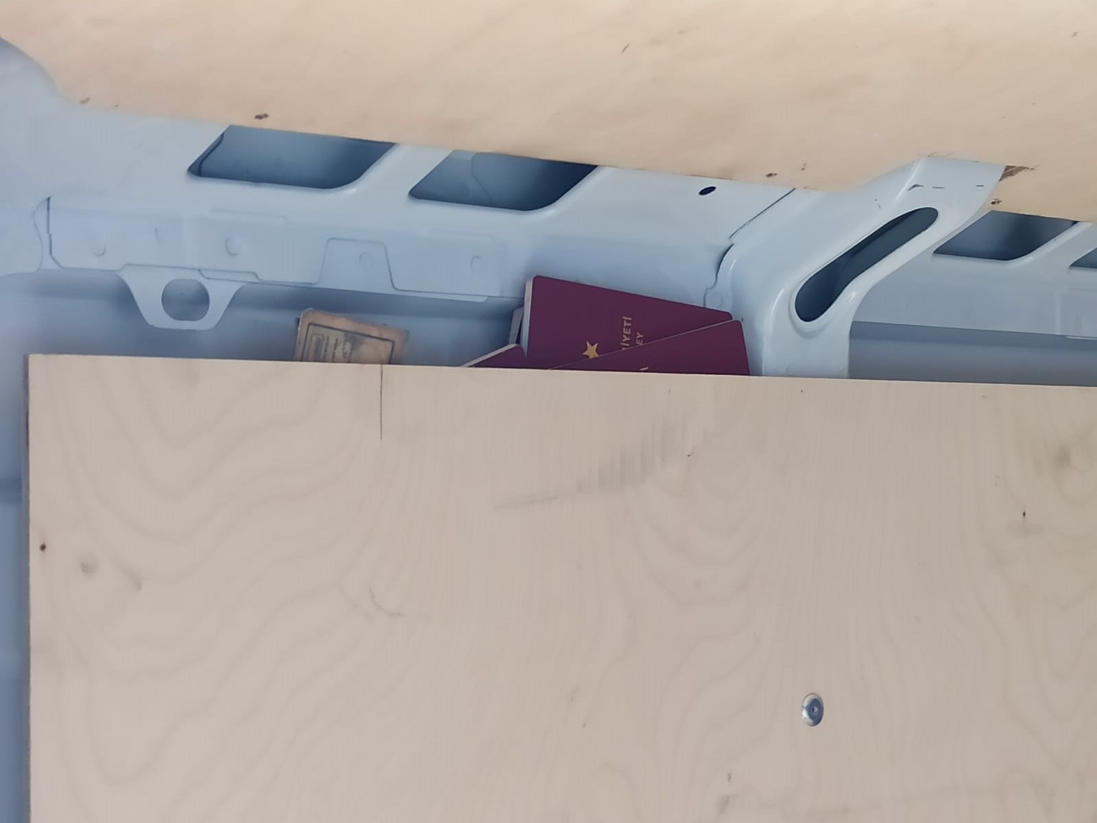 Dokumenty migrantów ukryte w porzuconym busie