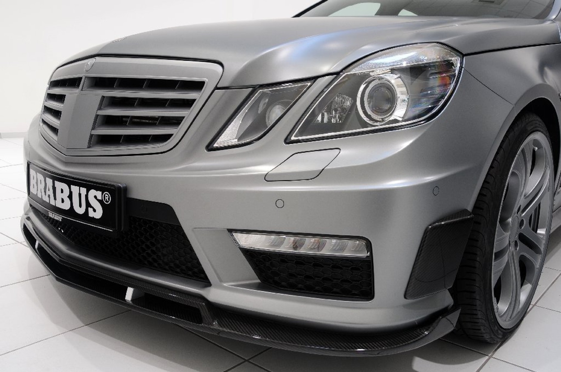Mercedes E63 AMG - 555 KM od Brabusa