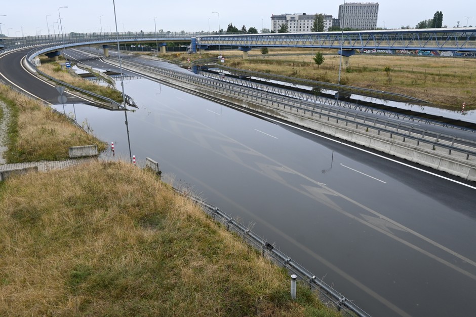 Droga S79 w Warszawie wciąż zalana. Niektórzy kierowcy ryzykują ...
