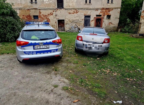 Patrolujący policjanci zauważyli kierowcę renault. Samochód został skonfiskowany