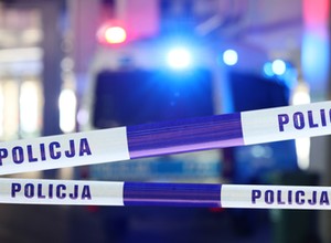 Kostką brukową chciał "ratować dzieci". Jedna rzecz się nie zgadzała