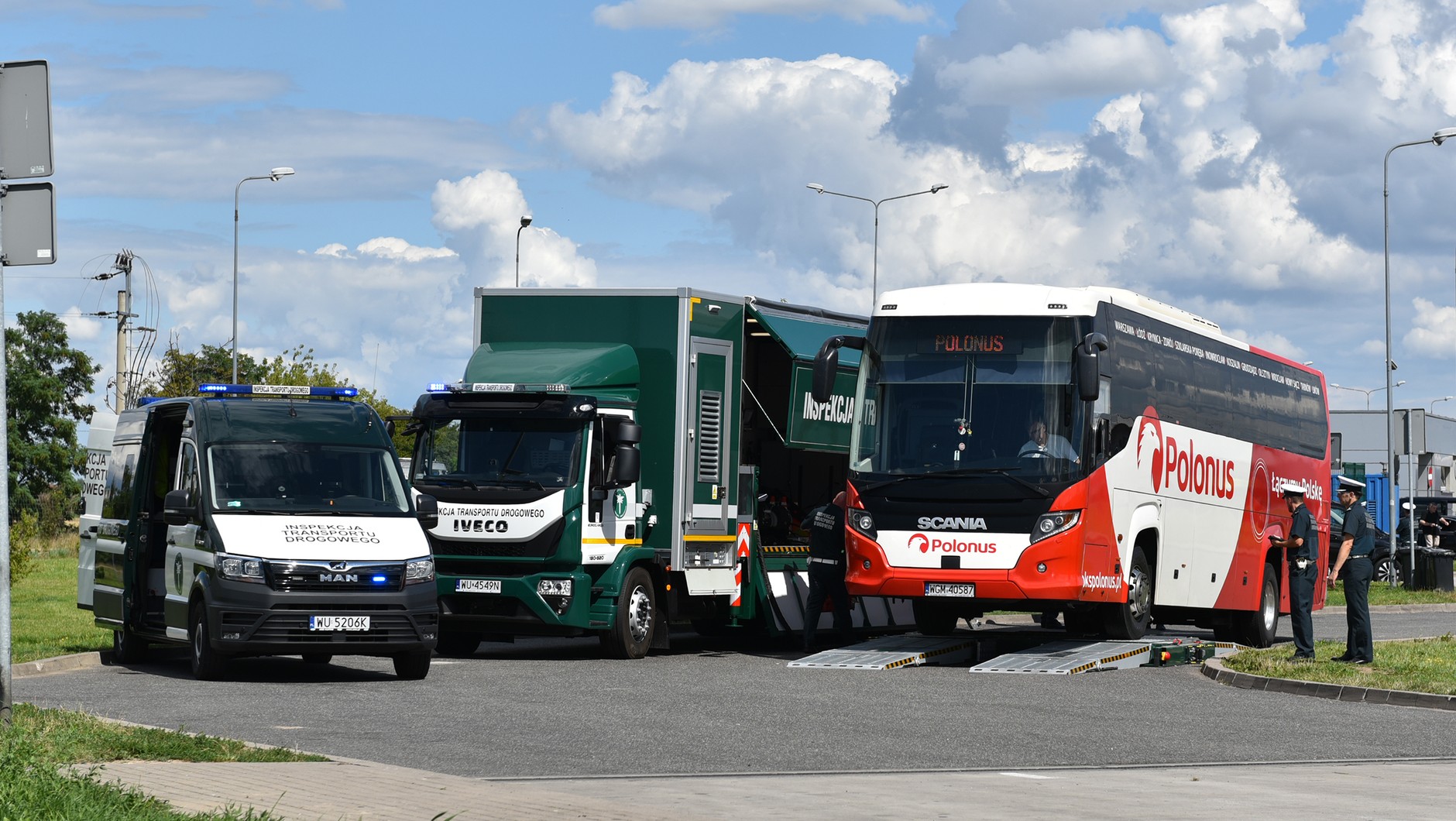 Premier oraz inspektorzy ITD kontrolują autokar spółki PKS Polonus