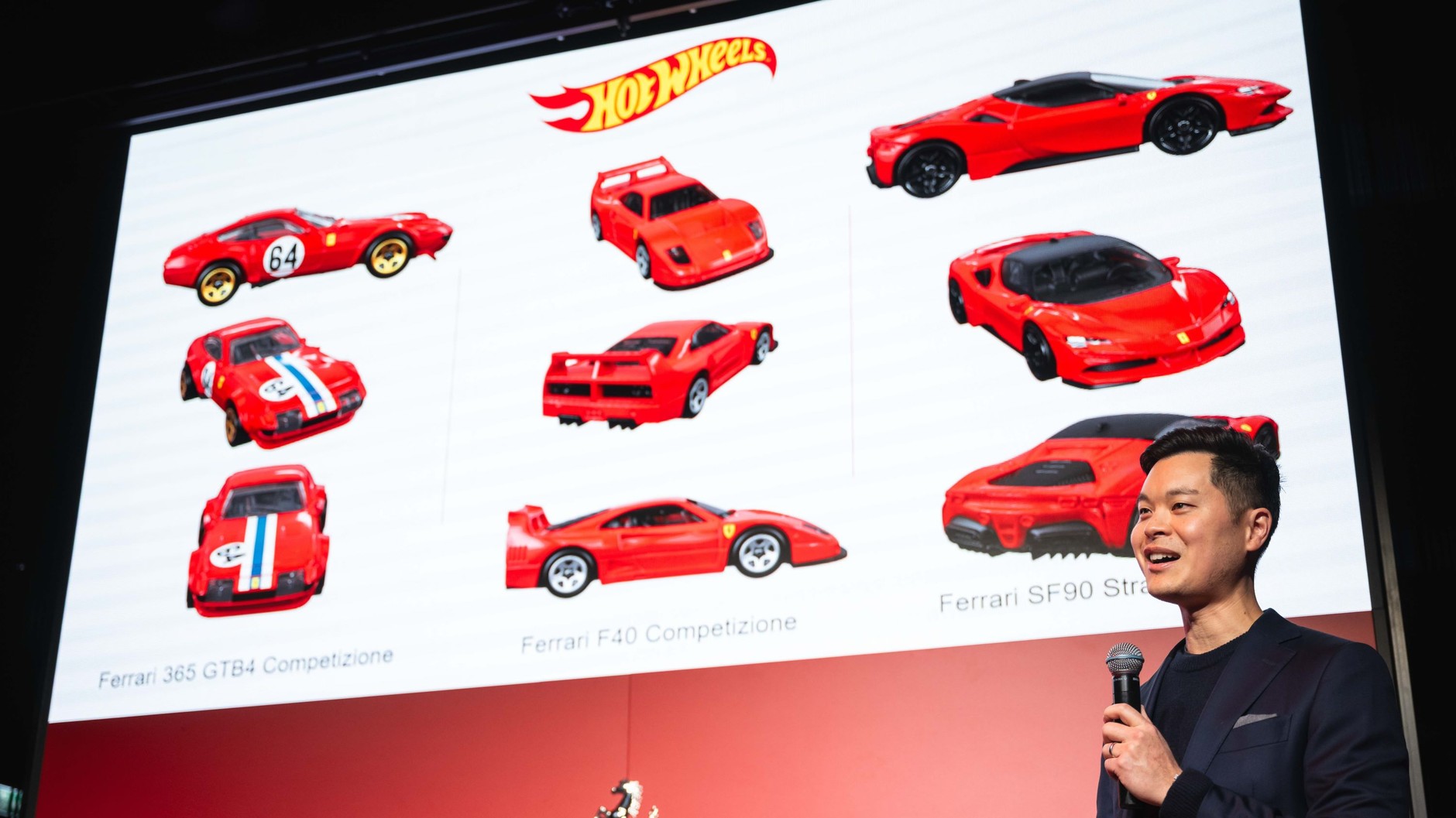 Szef designu Hot Wheels Ted Wu prezentuje nowe modele Ferrari z tzw. serii Mainline: Ferrari 365 GTB4 Competizione; Ferrari F40 Competizione i Ferrari SF90 Stradale