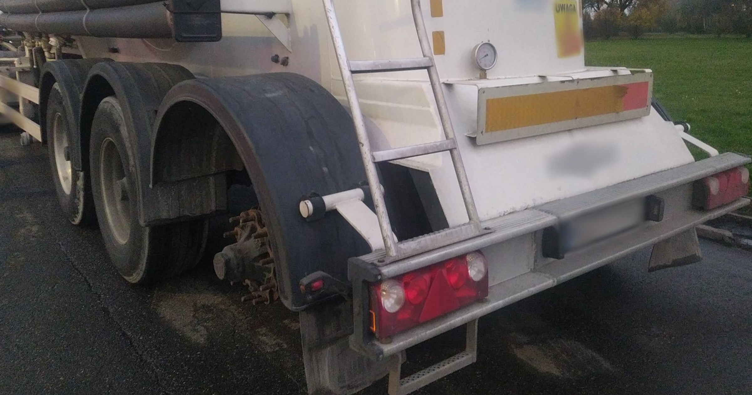 Z naczepą bez jednego koła przejechał prawie 300 km