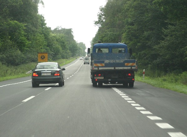 Czy trzeba trzymać włączony kierunkowskaz podczas całego manewru wyprzedzania? Wyjaśniamy przepisy
