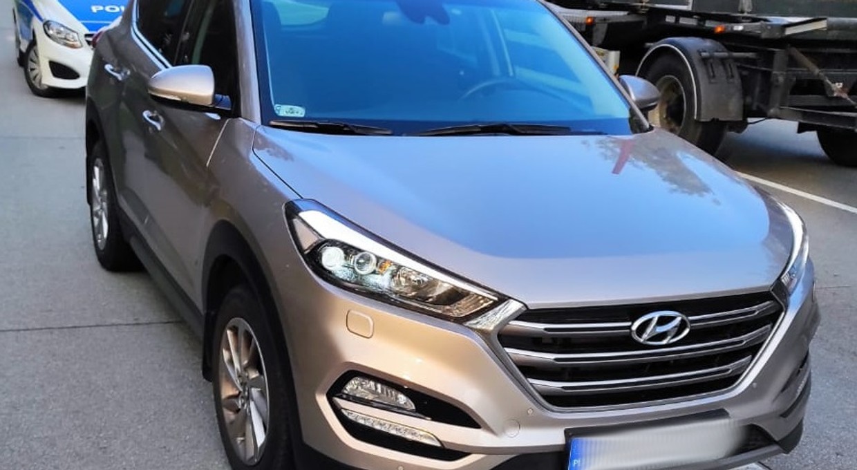 Łamak w stacyjce i fałszywe tablice rejestracyjne. Kierowca uciekł do lasu