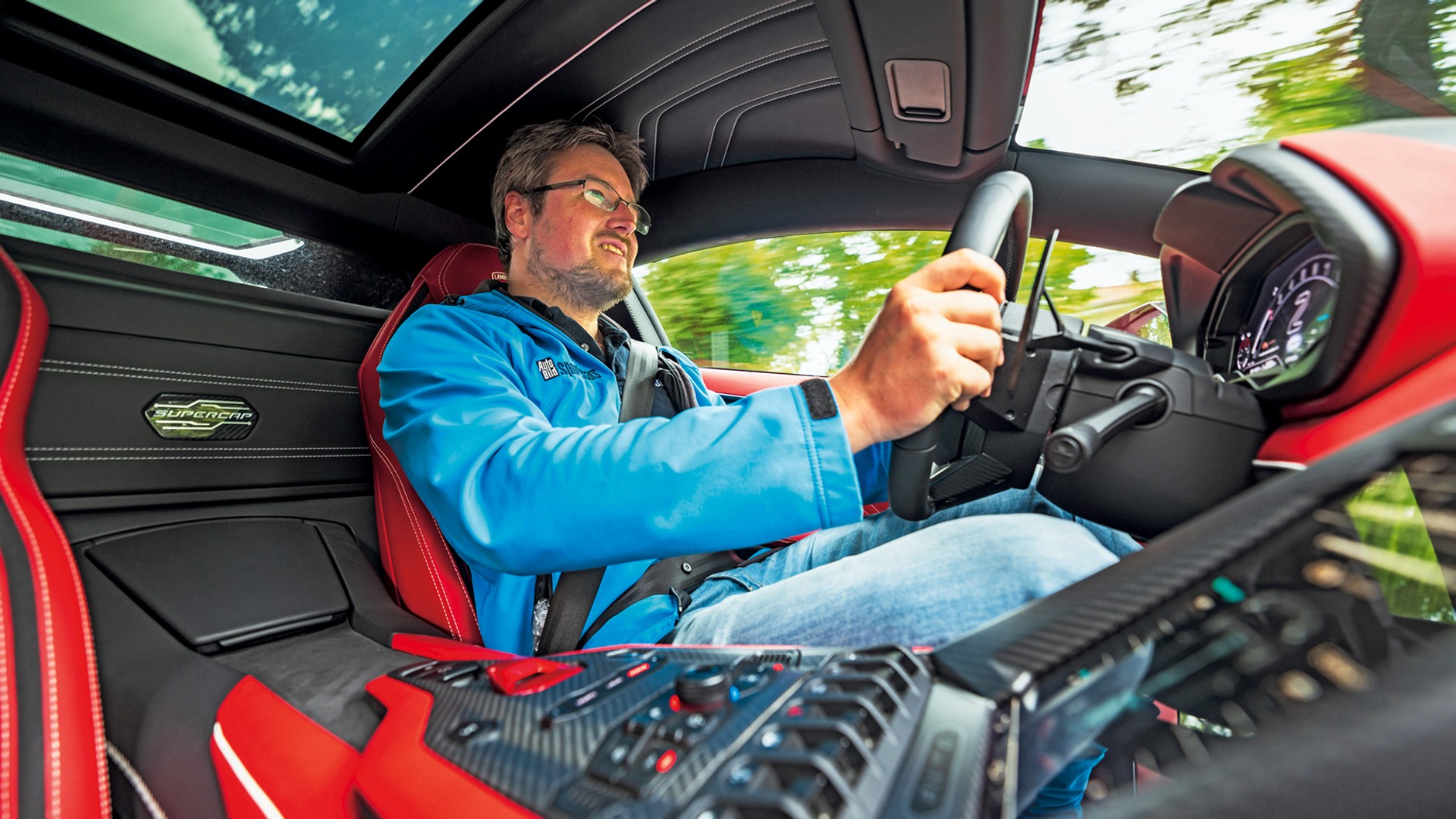 Ciasno i niewygodnie, a jednak to wymarzone miejsce każdego fana motoryzacji