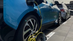 Program pilotażowy okazał się sukcesem. W Kolonii kierowcy naładują auta elektryczne z... krawężnika