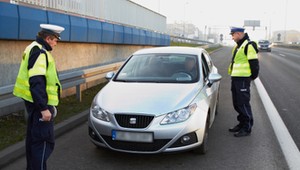 Stracisz dowód rejestracyjny i zapłacisz mandat: na co patrzą policjanci, sprawdzając stan opon?