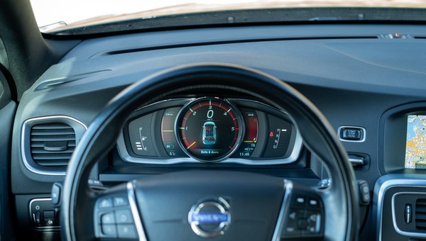 Kierowcy masowo wyłączają te funkcje w autach. Ubezpieczyciele ostrzegają