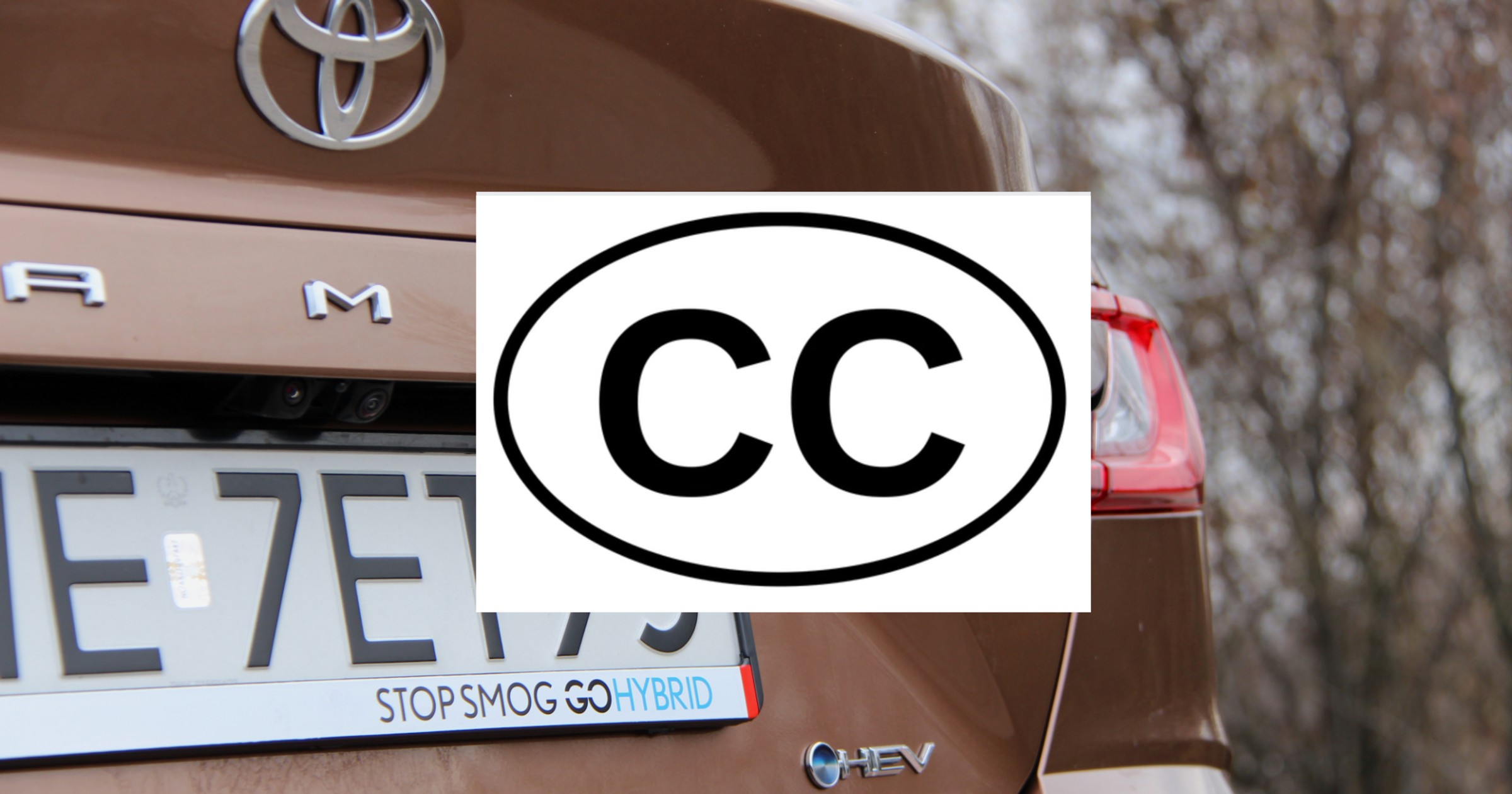 Naklejka CC na samochodzie — co oznacza i kto ją może przykleić?