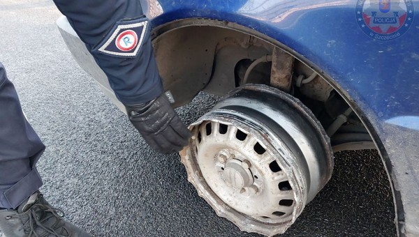 Kierowca Fiata jechał na feldze. Twierdził, że przewozi proszek do prania