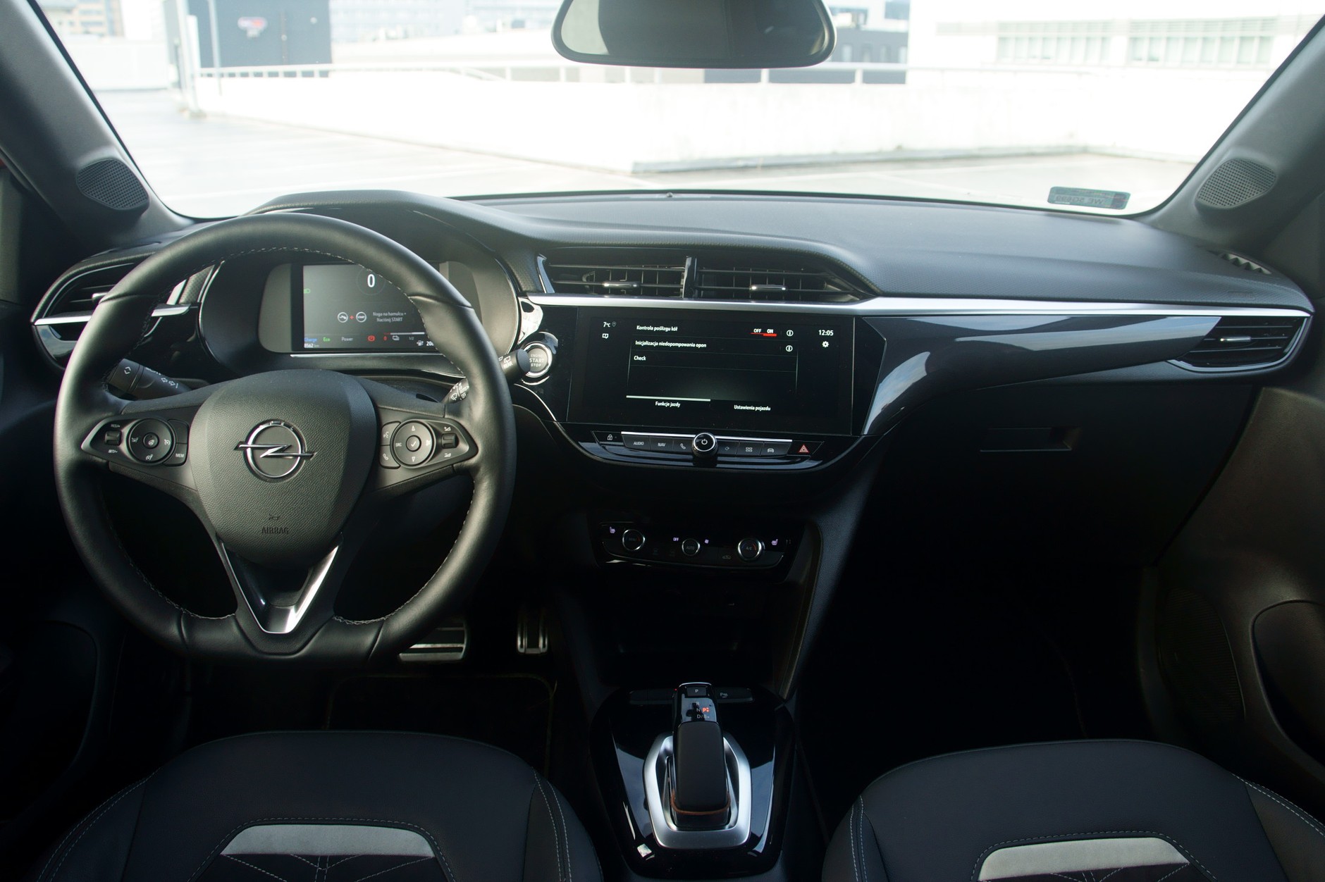Opel Corsa – elektryk vs. spalinowiec. Który lepszy do miasta?