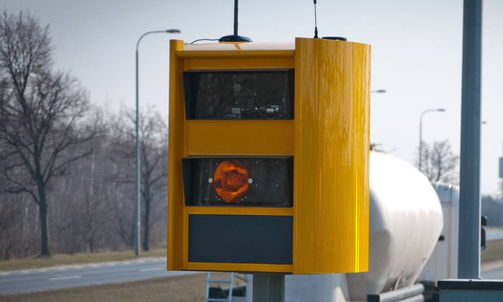 Fotoradar Multaradar CD: w środkowej części obudowy widać lampę błyskową, ale nie zawsze jest ona potrzebna do wykonania zdjęcia. 