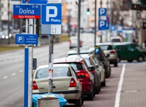 Czym różni się postój od zatrzymania i parkowania?