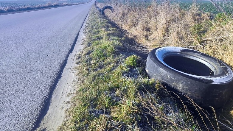Ktoś masowo wyrzuca stare opony przy drogach